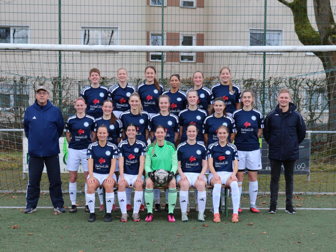 Foto der Spielerinnen und dem Trainer